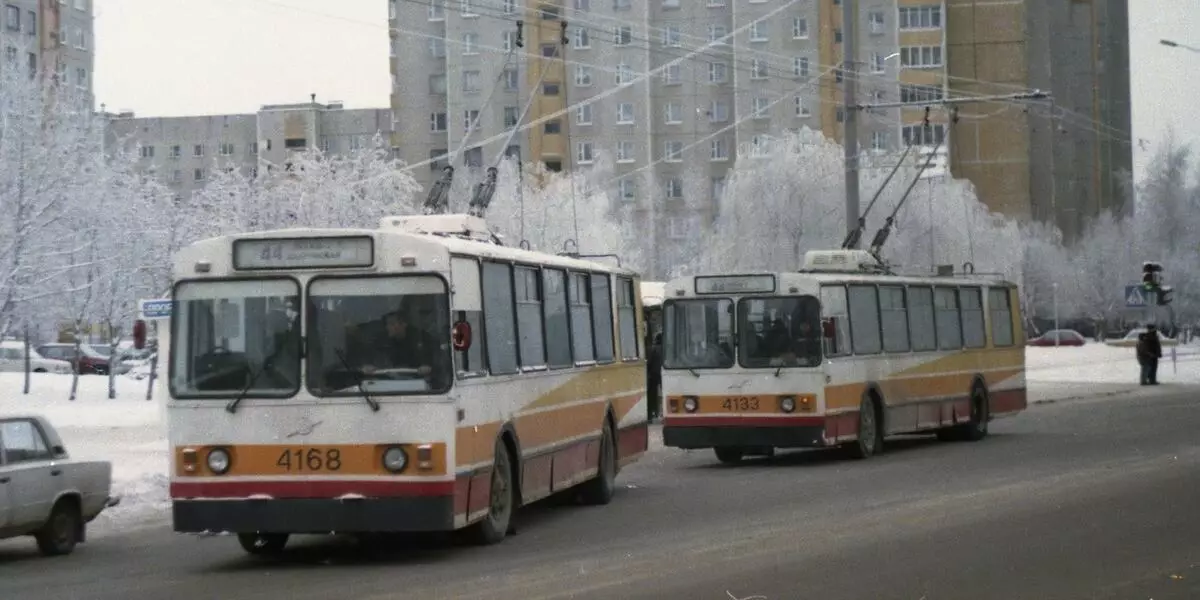 Klassesch ënner Drot. Mir erënnere mech un déi Minsk Trolley Bussen vun Ziu an hir "Familljememberen"