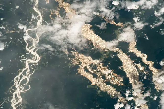 I-NASA ishicilele isithombe esingavamile se- "Golden Rivers". Kubukeka kukuhle, kepha konke kuyinkimbinkimbi kakhulu kunalokho kubonakala sengathi