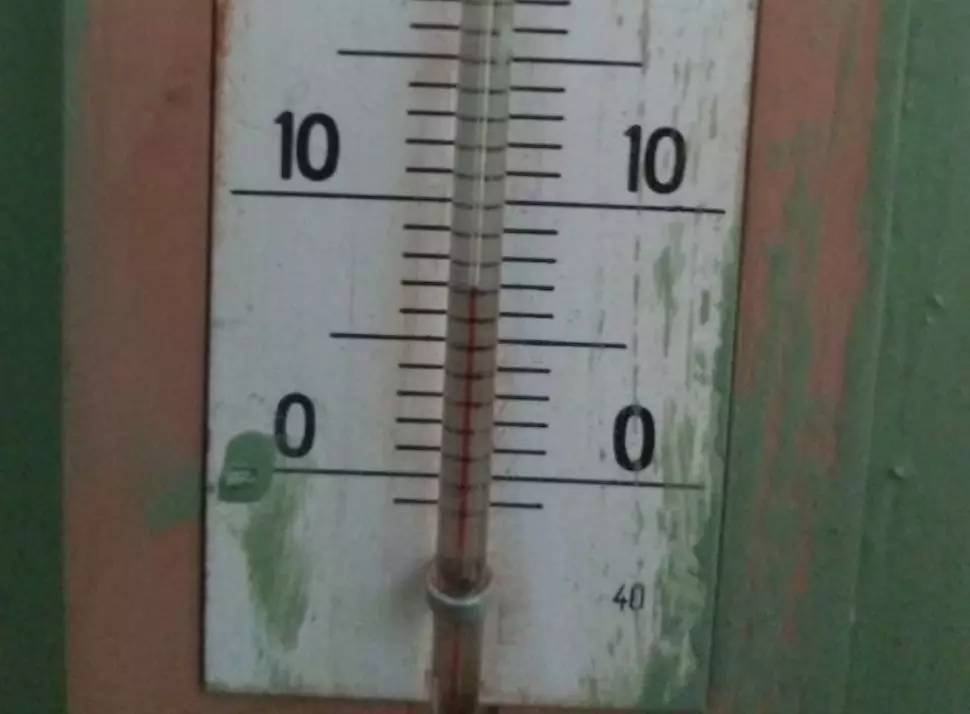Belorus avlägsnades termometern hemma: det visar -10. Företaget säger att detta är normalt 21131_2