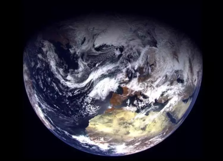 Russland startet auch Weltraumsatelliten. Einer von ihnen schickte ein frisches Foto der Erde