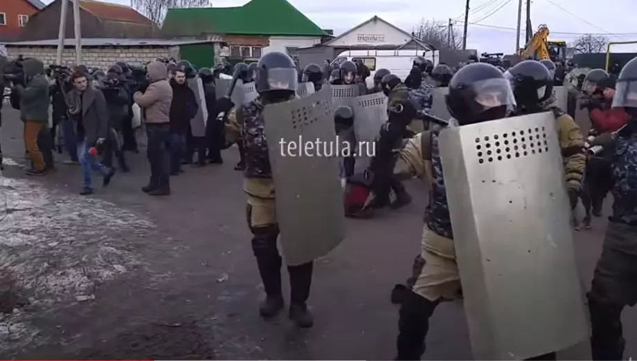 13 Kusog nga istorya sa "Tula News": Gypsy Riot