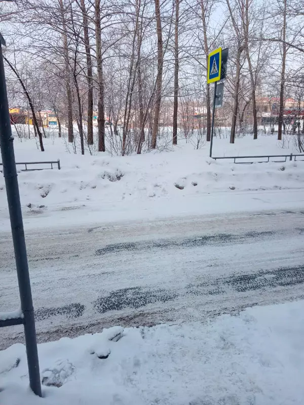 Vegeu com es veuen les carreteres i les voreres a Nizhny Tagil, esborrades per a desenes de milions 2155_5