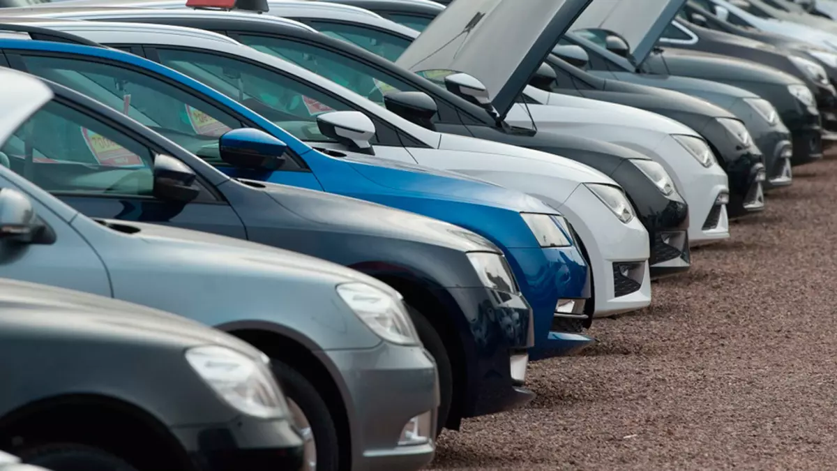 Männer interesséiert sech an Autoen 4 Mol méi dacks wéi Fraen 21984_1