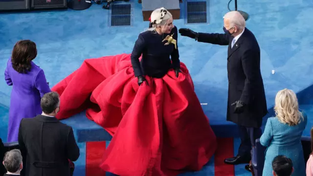 Lady Gaga era ridícula por mor da súa roupa sobre a inauguración (e Jennifer Lopez eloxiou) 21987_2