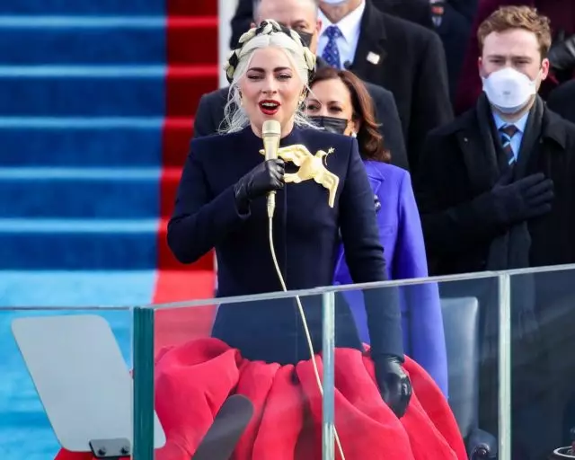 Lady Gaga was belachelijk vanwege haar outfit op de inauguratie (en Jennifer Lopez geprezen) 21987_3