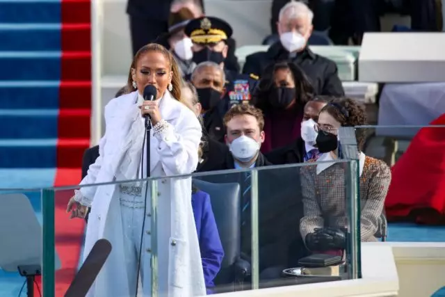 Lady Gaga var latterligt på grund af hendes outfit på indvielsen (og Jennifer Lopez roste) 21987_4