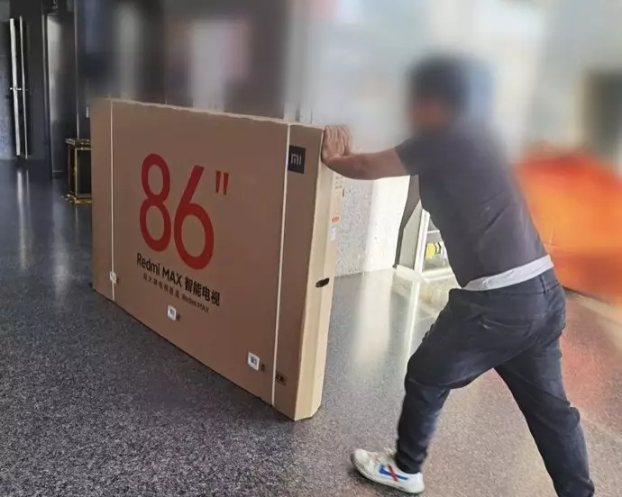 أول صور ل Redmi Max 86 الكبيرة وصناديقها. يمكن دفع التلفزيون حقا في المصعد 2204_2