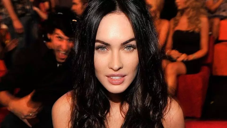 Megan Fox, Kim Kardashyan and 8 stars who moved with eyelashes and began to look silly