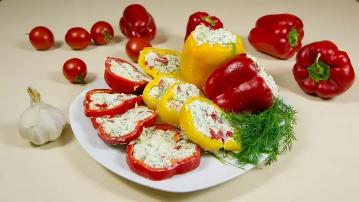 Snacks van Bulgaarse peper, wat nie net lekker is nie, maar ook die nuwe jaar se tafel 2021 versier