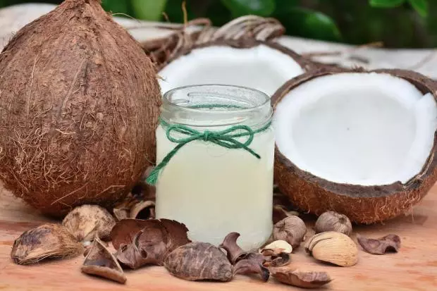 Kokosnoot rimpelolie: 5 manieren om natuurlijk product te gebruiken