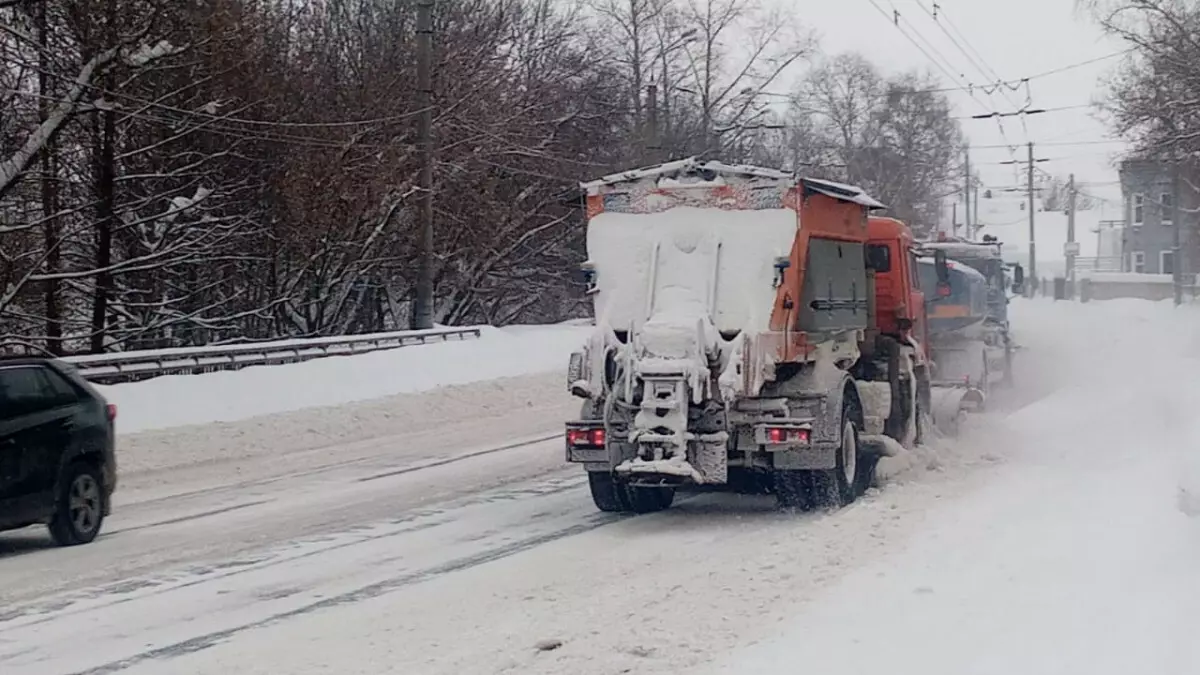 诺基尼诺夫哥罗德公路建设者继续从雪中清洁街道