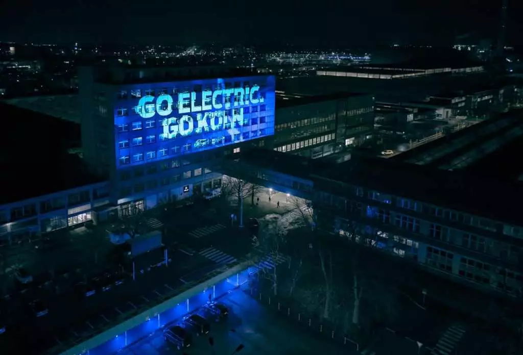 Pasou. Ford fixo unha aposta por coches eléctricos en Europa, e comezou a transformación da planta en Colonia