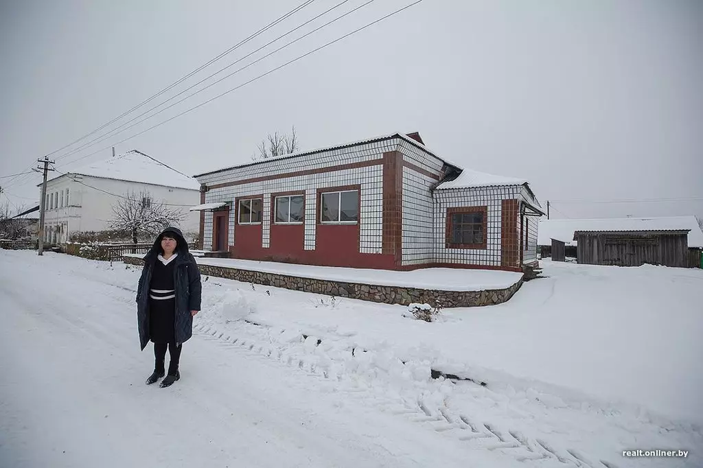 वास्तविक बेलारूस. त्यामुळे अर्ध-ट्रॅकरमध्ये कॅफे उघडणार्या व्यवसायाची स्त्री राहते 2340_18