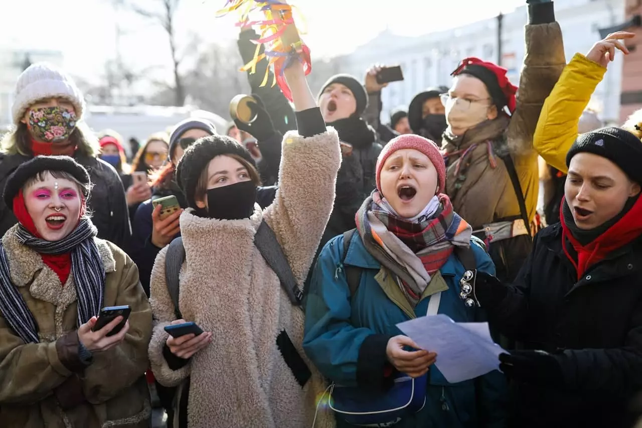 كما احتفل سانت بطرسبرغ في 8 مارس - من الأسهم ضد التمييز ضد التهنئة في شكل ستاس ميخائيلوف 2361_1