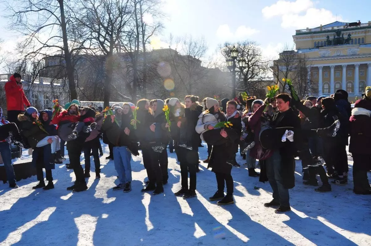 كما احتفل سانت بطرسبرغ في 8 مارس - من الأسهم ضد التمييز ضد التهنئة في شكل ستاس ميخائيلوف 2361_6