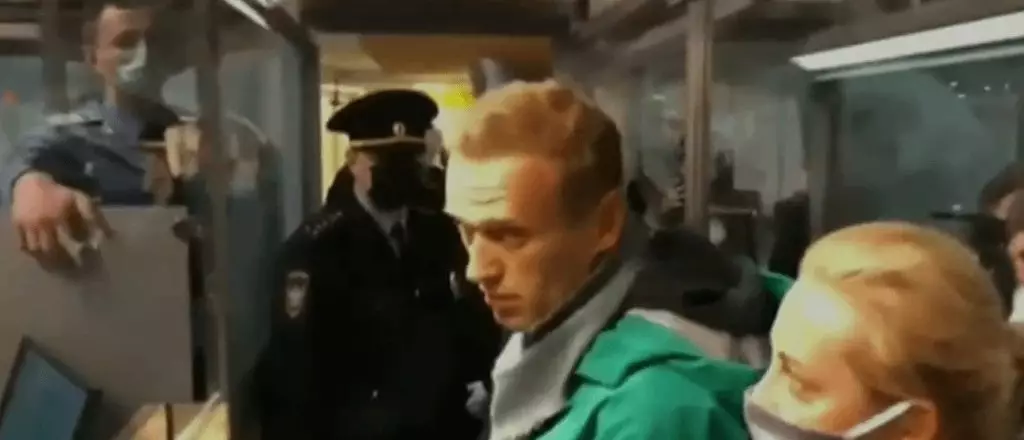 Navalye festgemaach duerch Sécherheetsbeamten op Passport Kontroll beim Moskau Fluchhafen