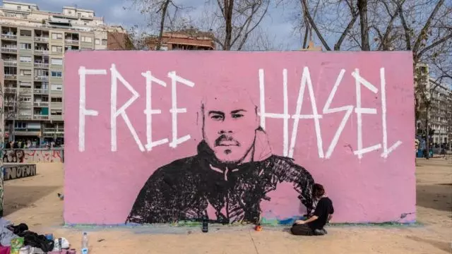 Nahatulan para sa insulto ang hari ng Espanya rapper barricaded sa unibersidad 265_1