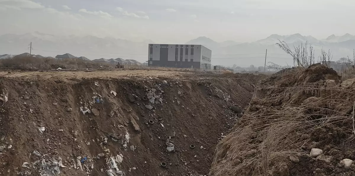 Saki Mounds förstör 200 meter från Akimat av en av Almaty-regionerna