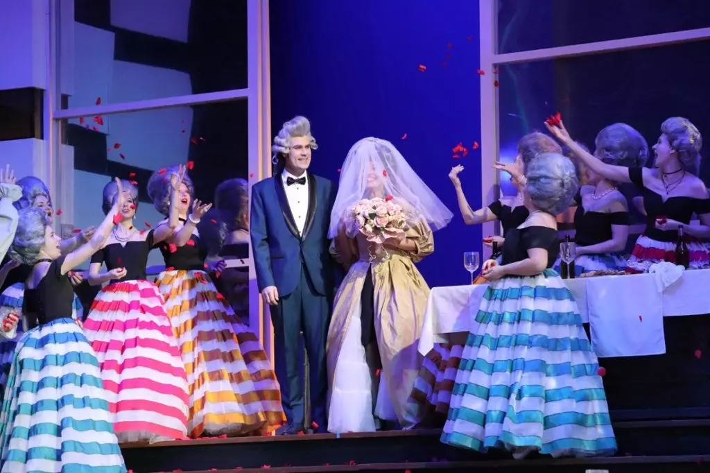 最初の2年間のオペラ初演「Wedding Figaro」がロシアの主要な劇場批評家を集めました 2754_1