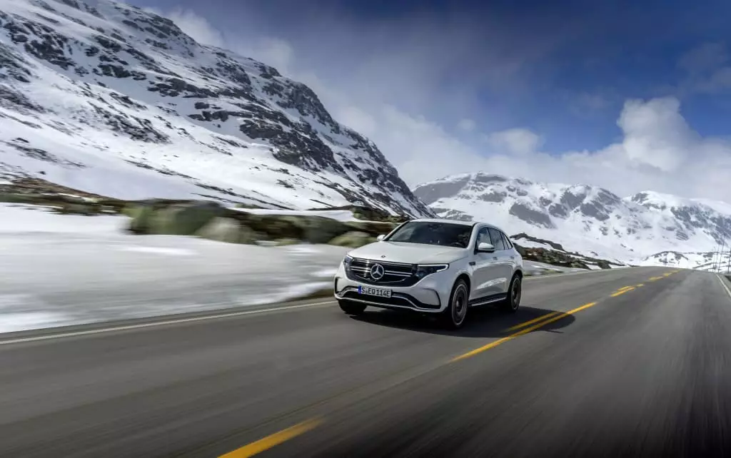 კონსერვატიული Mercedes-Benz სტრატეგია - ბენზინის ავტო აძლევს ფულს ელექტრო მანქანის ტრანსფორმაციისთვის 360_3