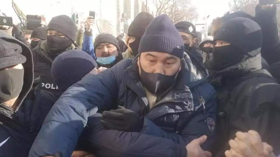 Di Ermakhan Ibraimova, memohon kepada polis selepas konflik di perhimpunan pada hari pilihan raya