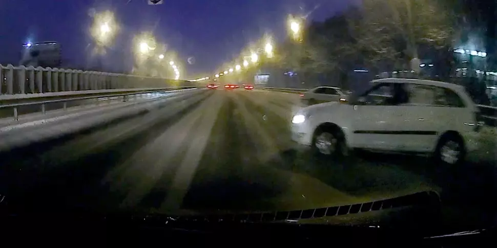 Tesla「柱の中」とモスクワ環道路で2つ：非常に冬の事故はビデオを打つ 3750_1
