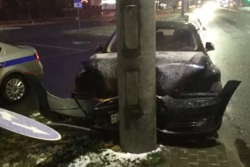 Tesla「柱の中」とモスクワ環道路で2つ：非常に冬の事故はビデオを打つ 3750_3