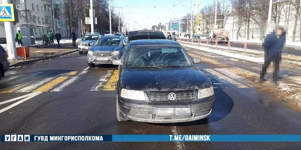 Minsk'te, sürücü geçişte bir gençleri düşürdü. Burası birçok kez şikayet etti 424_1