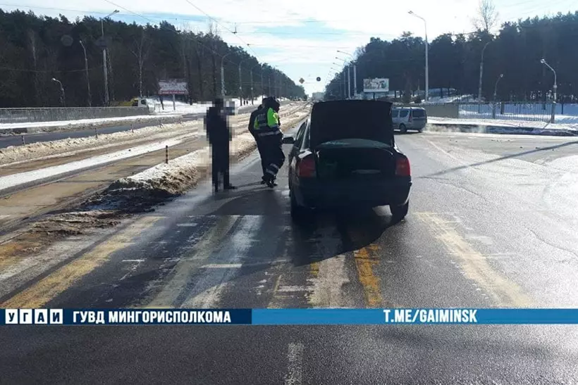 ใน Minsk คนขับรถคนขับล้มลงวัยรุ่นในช่วงการเปลี่ยนภาพ สถานที่นี้บ่นหลายครั้ง 424_2