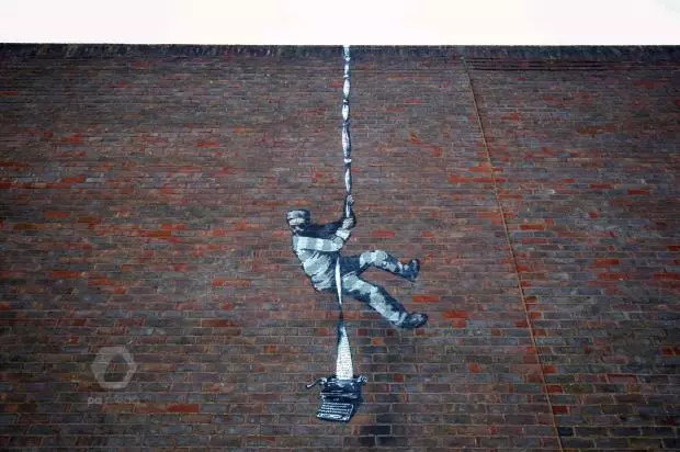 Graffiti par cietuma sienu Apvienotajā Karalistē, kas attiecināta uz noslēpumaino banketi 4678_2