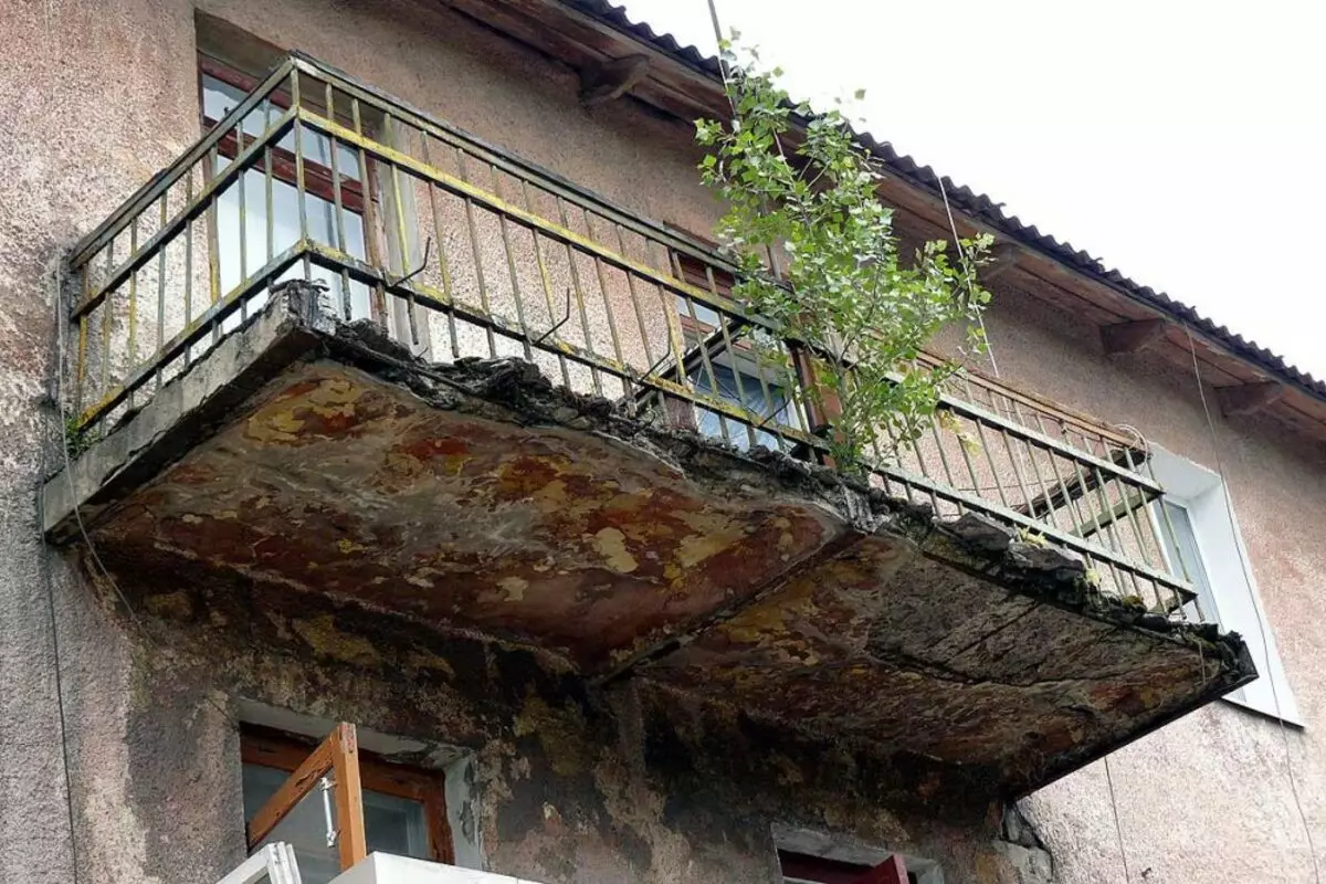 V Rigi 900 balkonov v življenjsko nevarnem stanju in država ima samo eno zadevo - davek 4886_1