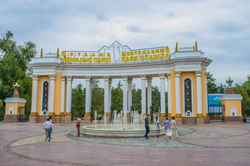 Lawan dari hostel di Central Park Almaty menoleh ke Tokayev