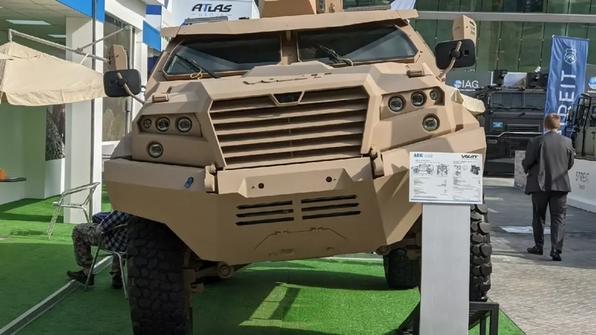 Wit-Russische Volat toonde een nieuwe gepantserde auto MZKT-490101 op het evenement IDEX-2021