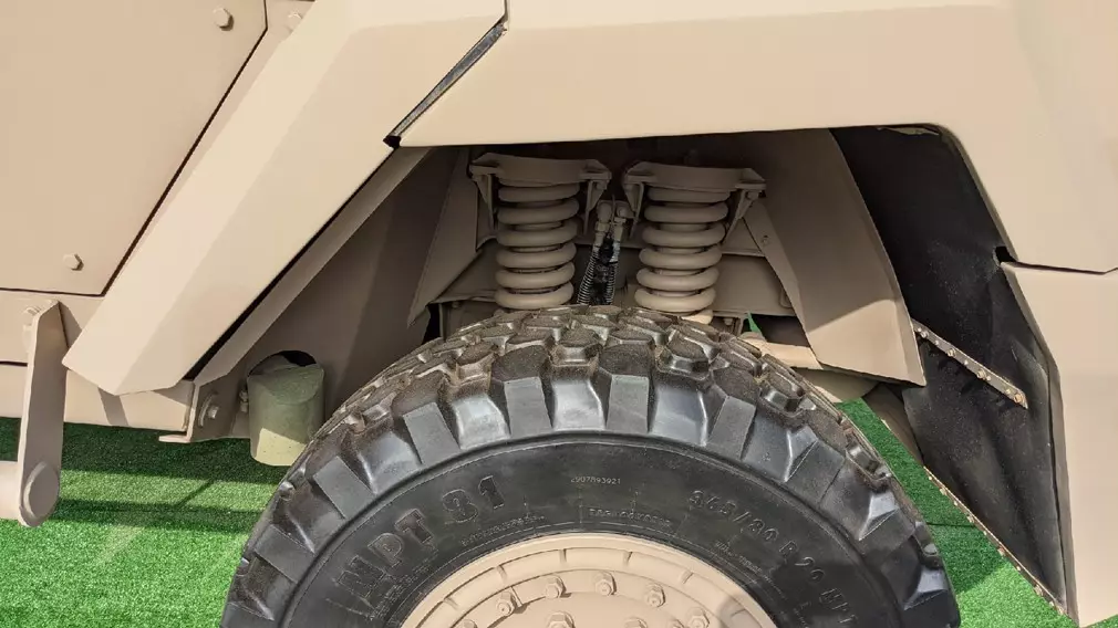 Բելառուսի Վոլաթը ցույց տվեց նոր զրահապատ մեքենա MZKT-490101 միջոցառմանը IDEX-2021 միջոցառմանը 5098_3