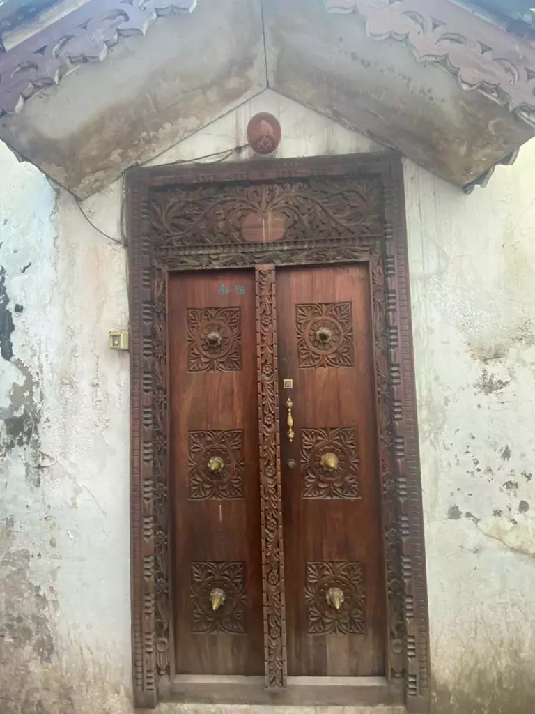 Hvilke hemmeligheder skjuler vintage døre med pigge 5265_3