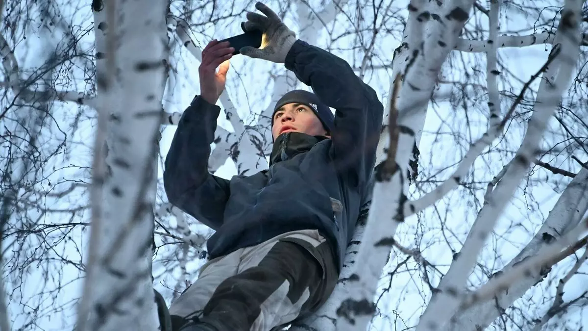 靠近鄂木斯克村，在学生攀爬患者的攀爬，为学习而攀爬，安装了沟通塔