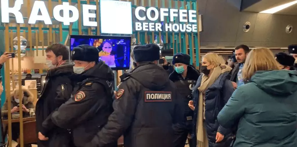 Ing bandara Moskow "Vnukovo" sadurunge kedatangan Navalny wiwit detensi massa