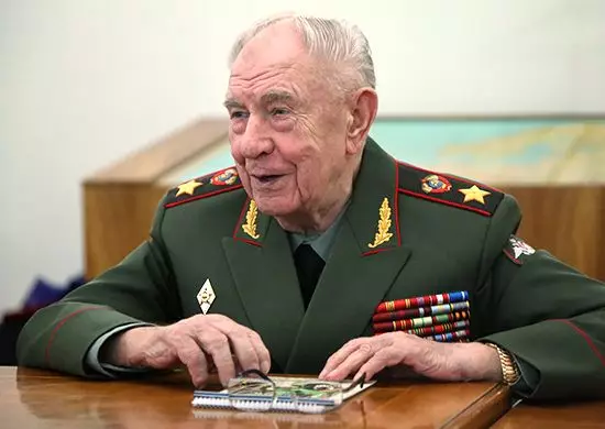 Historia da vida e guerra do último ministro de Defensa da URSS, o único mariscal da URSS Dmitry Jazova 5392_3