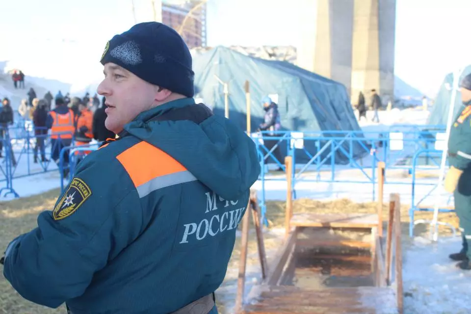 Des milliers de NovosibirStev alignés en ligne pour les polices glacières 5561_17
