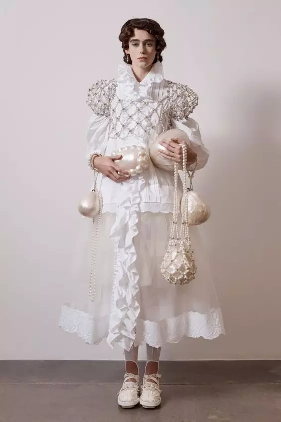 Lace 2021: Elegant at feminine na mga imahe mula sa mga koleksyon ng fashion 5816_15