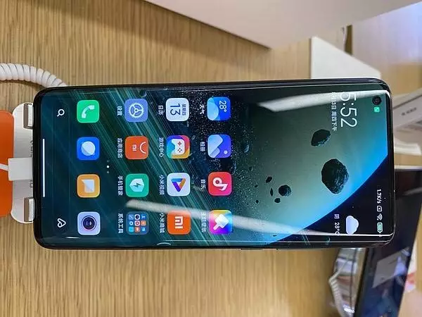 Şəlalə ekranı olan inqilabi Xiaomi smartfonu və çuxursuz hər tərəfdən canlı göründü 5892_1