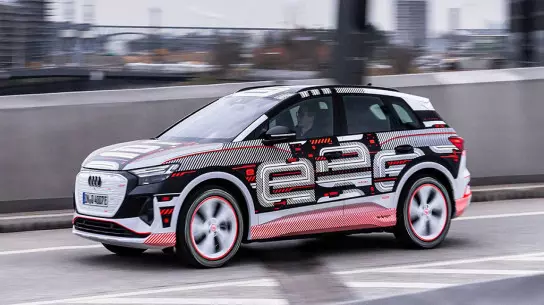 Audi montris alt-teknologian audian E-Tron-internon