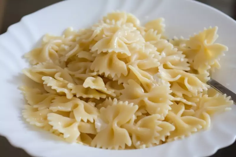 Hoe de pasta te koken, zodat ze 'al dente' waren en niet in één COM aan elkaar hangen 6617_1