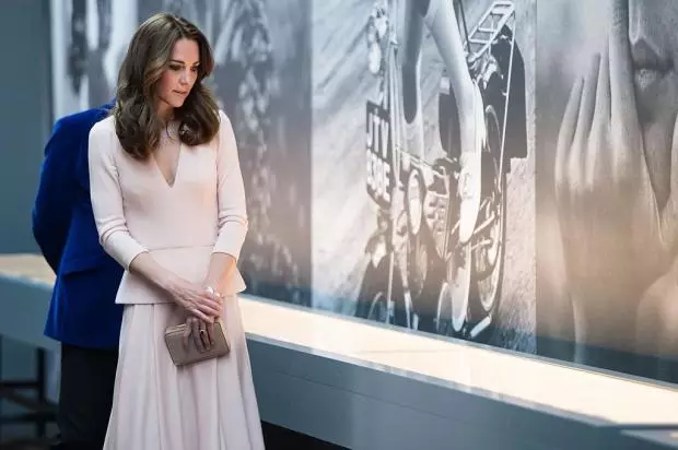 Kate Middleton dans l'image quotidienne est vue sur la commémoration victime de crime à Londres 6712_1