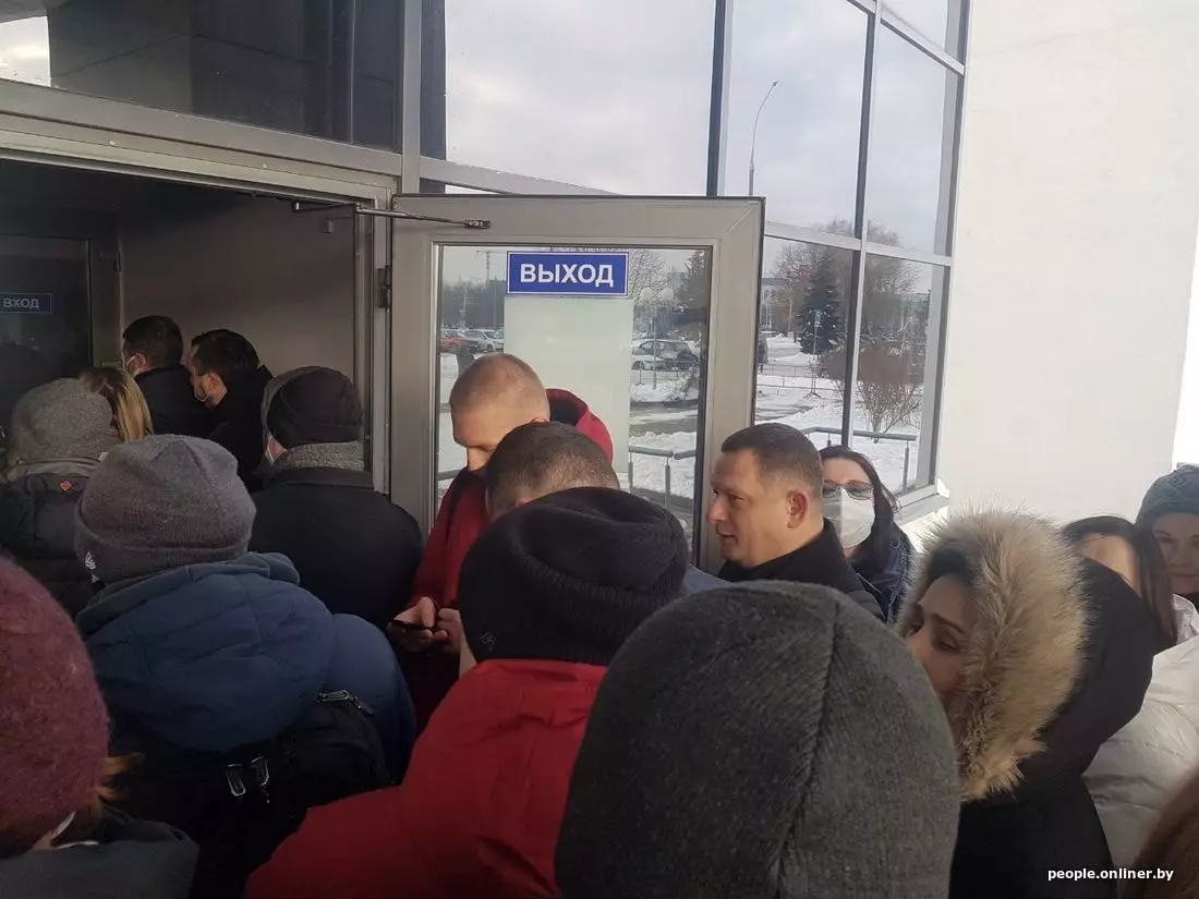 O julgamento de Viktor Babarico começou. Houve uma fila perto da entrada do prédio 6974_4