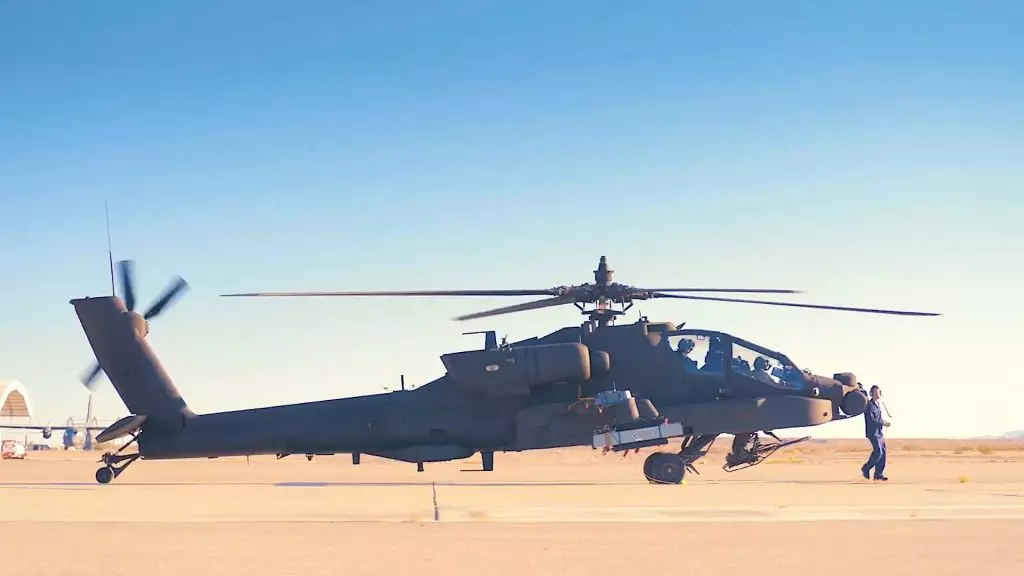 Apache helikopters skāra mērķi uz attālumu, četras reizes pārāka par savu parasto bojājumu diapazonu 716_2