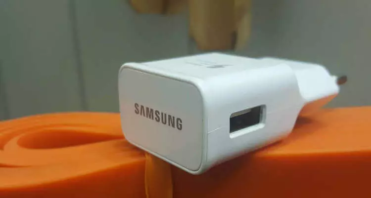 Tá Samsung réidh le muirearú iomlán a thréigean i ngach fón cliste. Áit a dtagann sé