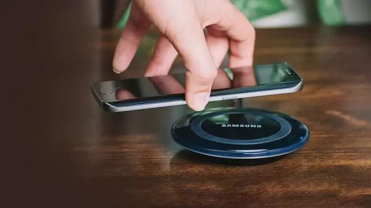 Samsung ähli smartfonlarda doly zarýad bermegi taşlamaga taýyn. Nirede alyp barýar 7371_3