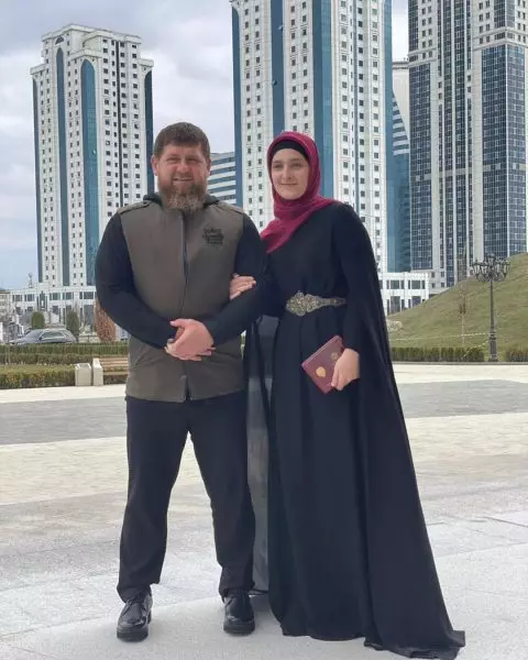 สวย - Aishan Kadyrov กับพ่อถ่ายรูปกับพื้นหลังของอาคารใหม่เชเชย 7756_3
