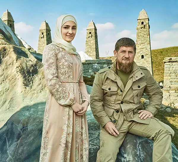 สวย - Aishan Kadyrov กับพ่อถ่ายรูปกับพื้นหลังของอาคารใหม่เชเชย 7756_4